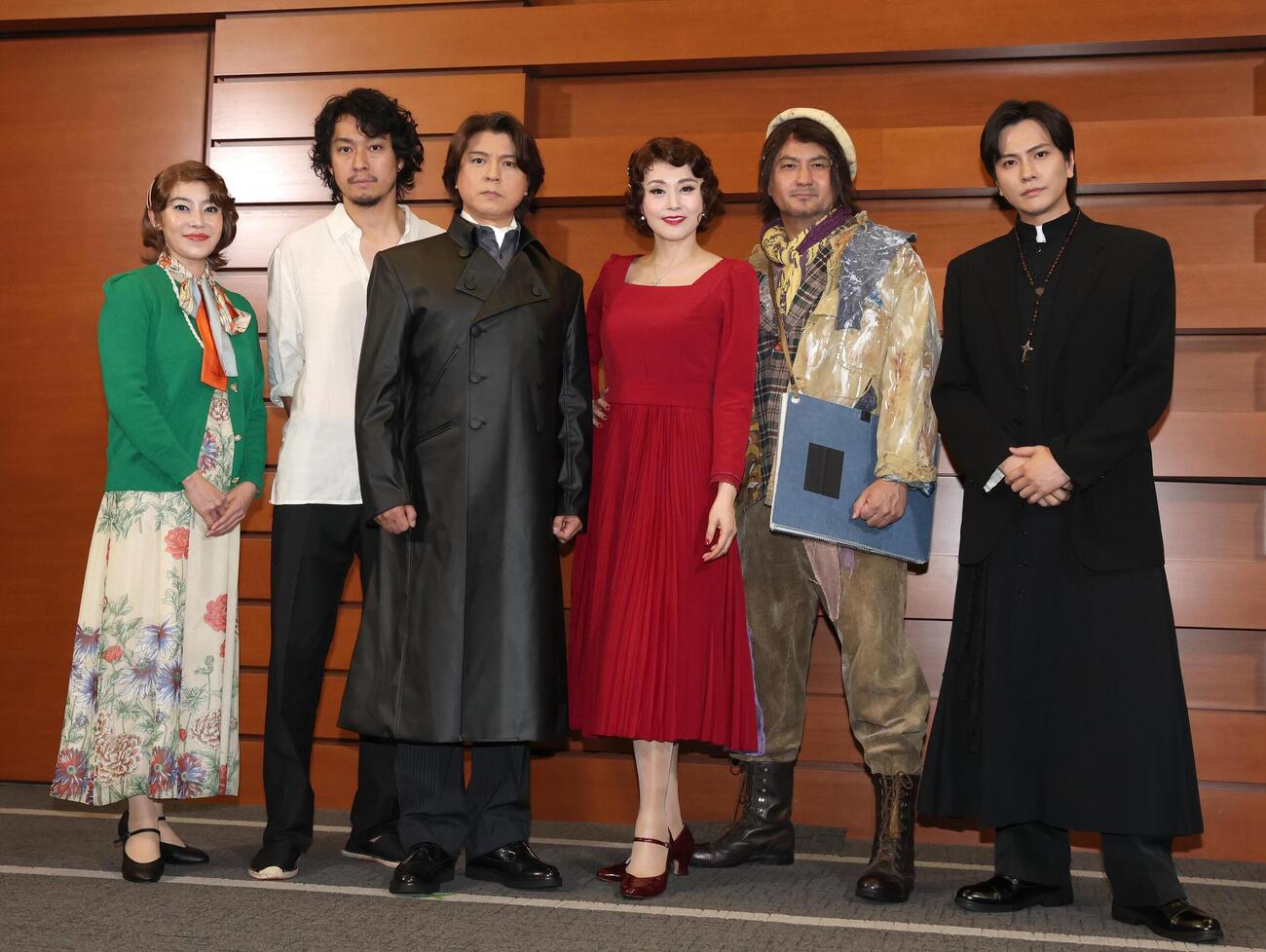舞台「罠」開幕前会見でフォトセッションする左から須藤理彩、渡辺大、上川隆也、藤原紀香、藤本隆宏、財木琢磨（撮影・黒川智章）＝2026年6月4日