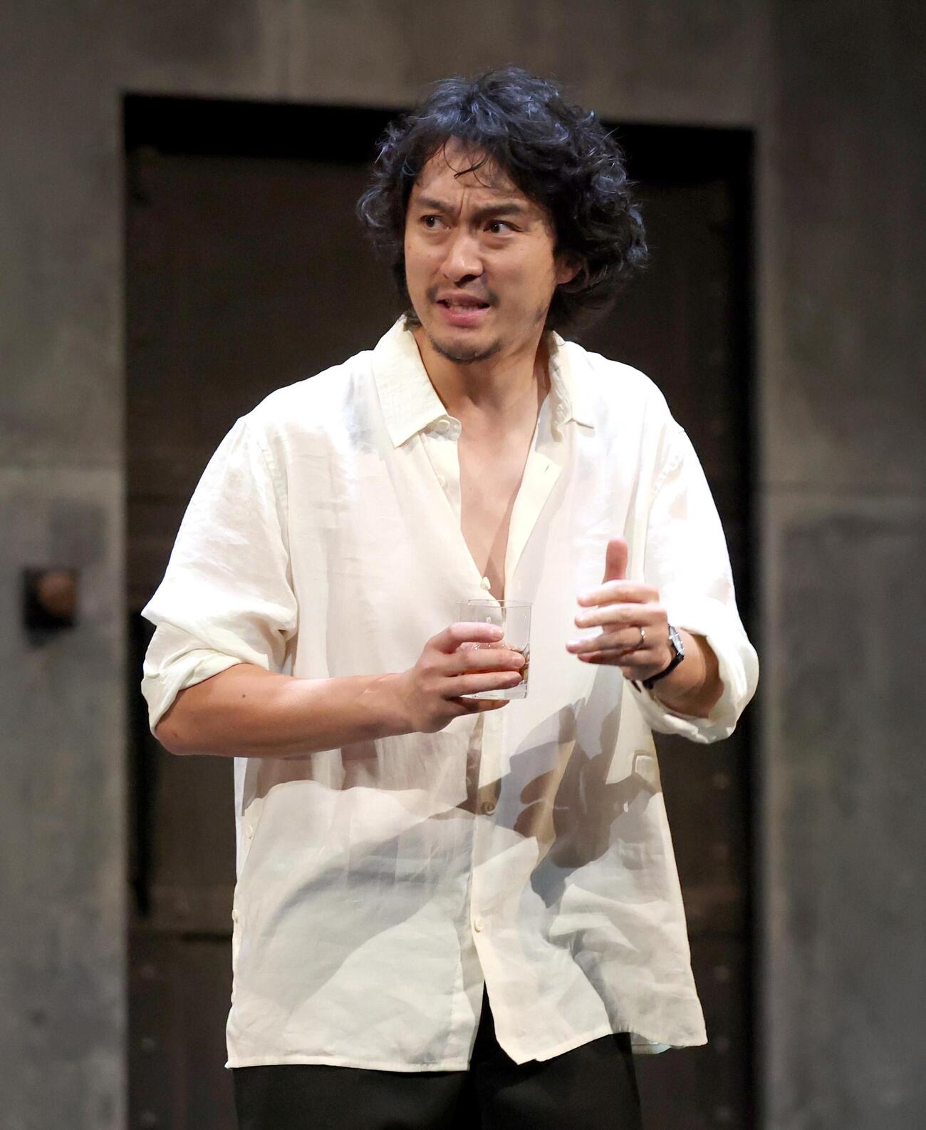舞台「罠」のプレスコールで役を演じる渡辺大（撮影・黒川智章）＝2026年6月4日