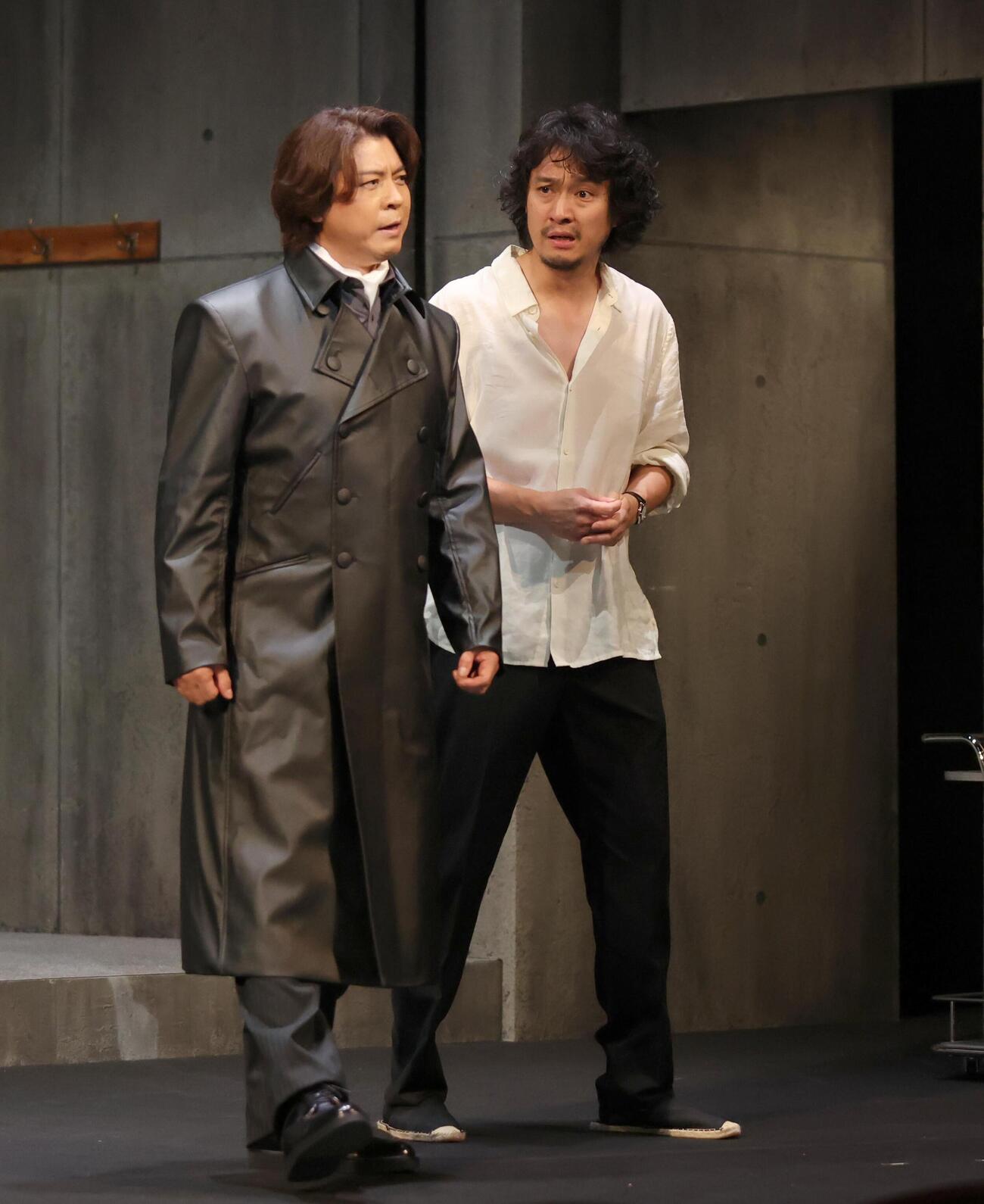 舞台「罠」のプレスコールで役を演じる渡辺大。左は上川隆也（撮影・黒川智章）＝2026年6月4日