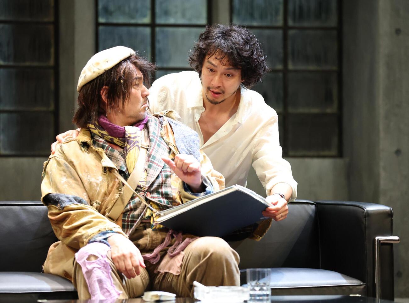 舞台「罠」のプレスコールで役を演じる渡辺大。左は藤本隆宏（撮影・黒川智章）＝2026年6月4日
