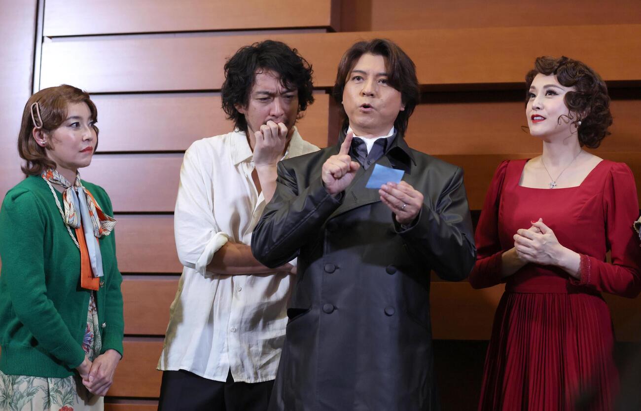 舞台「罠」開幕前会見でメモを見ながら話す上川隆也（右から2人目）。左から須藤理彩、渡辺大、右端は藤原紀香（撮影・黒川智章）＝2026年6月4日
