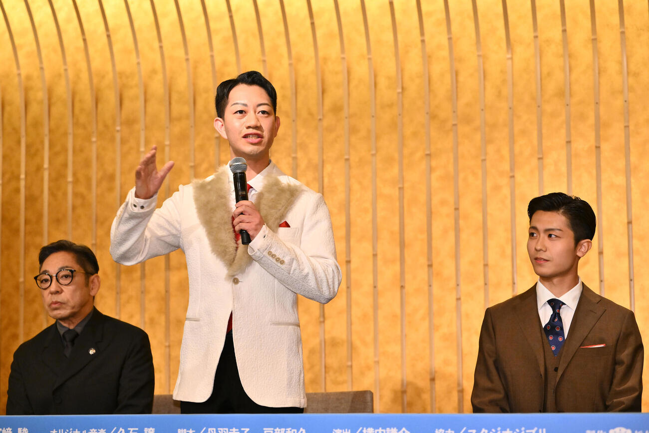 スーパー歌舞伎「もののけ姫」製作発表記者会見　あいさつする中村壱太郎。左は市川中車、右は市川團子（撮影・滝沢徹郎）