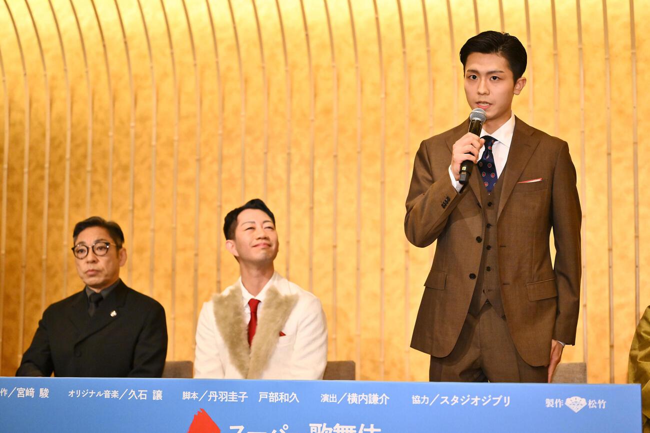 スーパー歌舞伎「もののけ姫」製作発表記者会見　あいさつする市川團子。左からから市川中車、中村壱太郎（撮影・滝沢徹郎）
