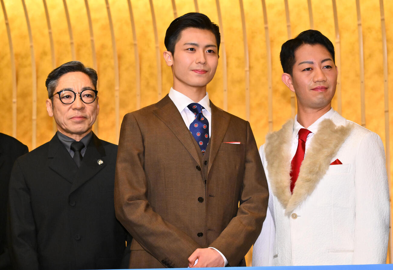 スーパー歌舞伎「もののけ姫」製作発表記者会見　記念撮影する、左から市川中車、市川團子、中村壱太郎（撮影・滝沢徹郎）