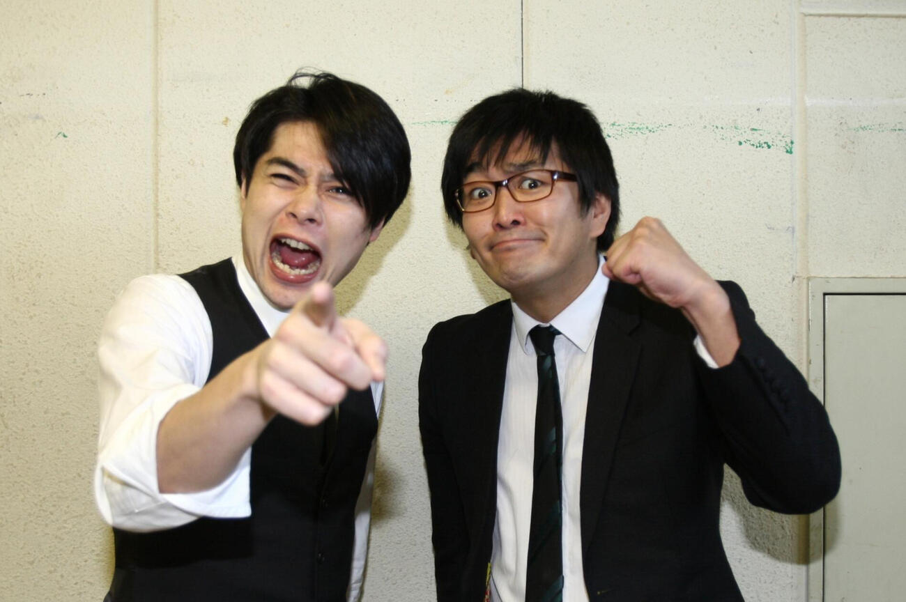 平成ノブシコブシの吉村崇（左）と徳井健太（2014年撮影）