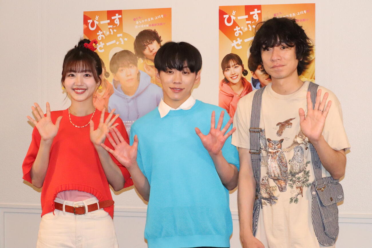 トリプル主演舞台「ぴーすおぶせーふ」ゲネプロ、囲み取材に出席した、左から佐々木美玲、基俊介、落合モトキ
