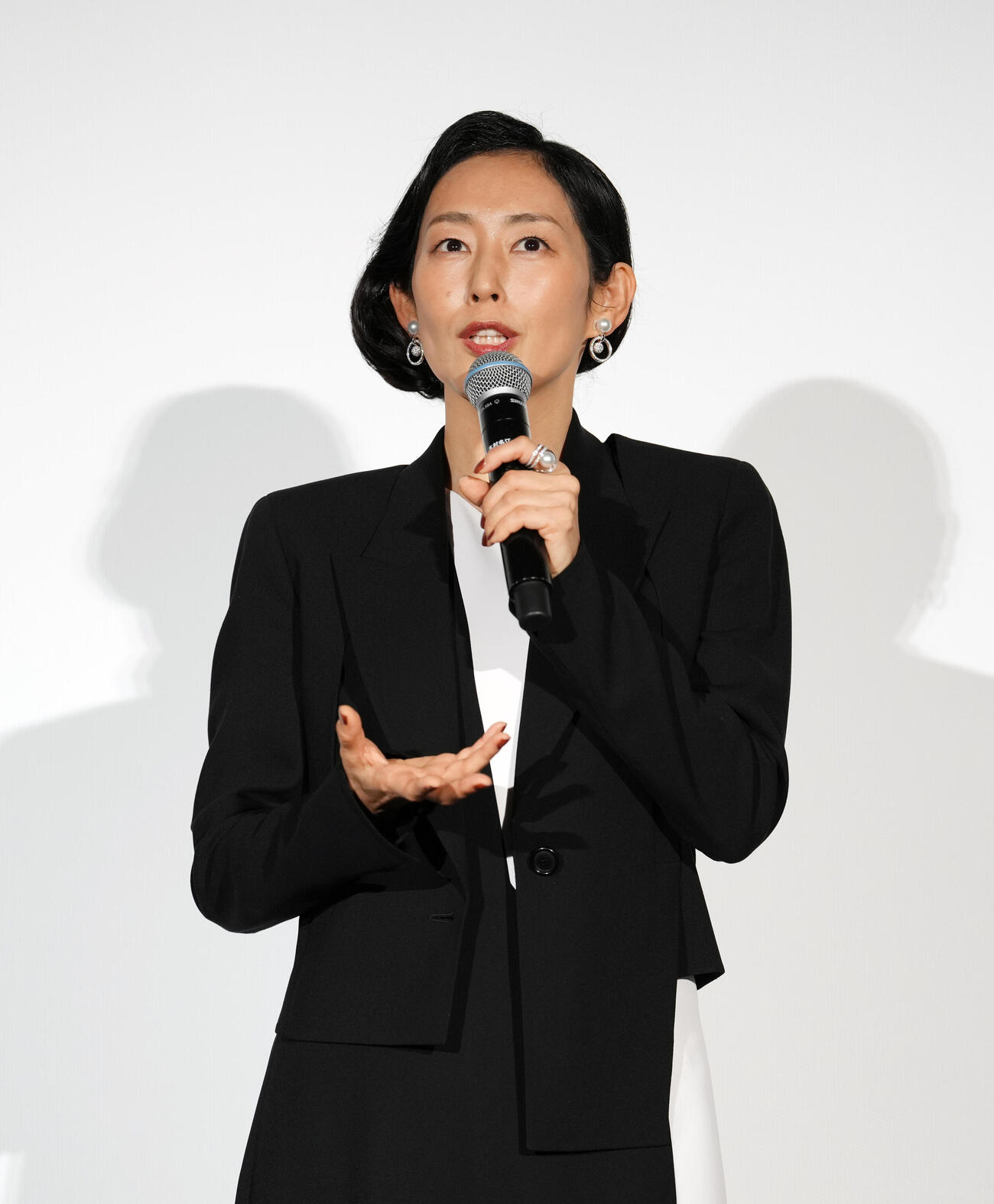映画「NeverAfterDark／ネバーアフターダーク」初日舞台あいさつで思いを語る木村多江（撮影・小島史椰）