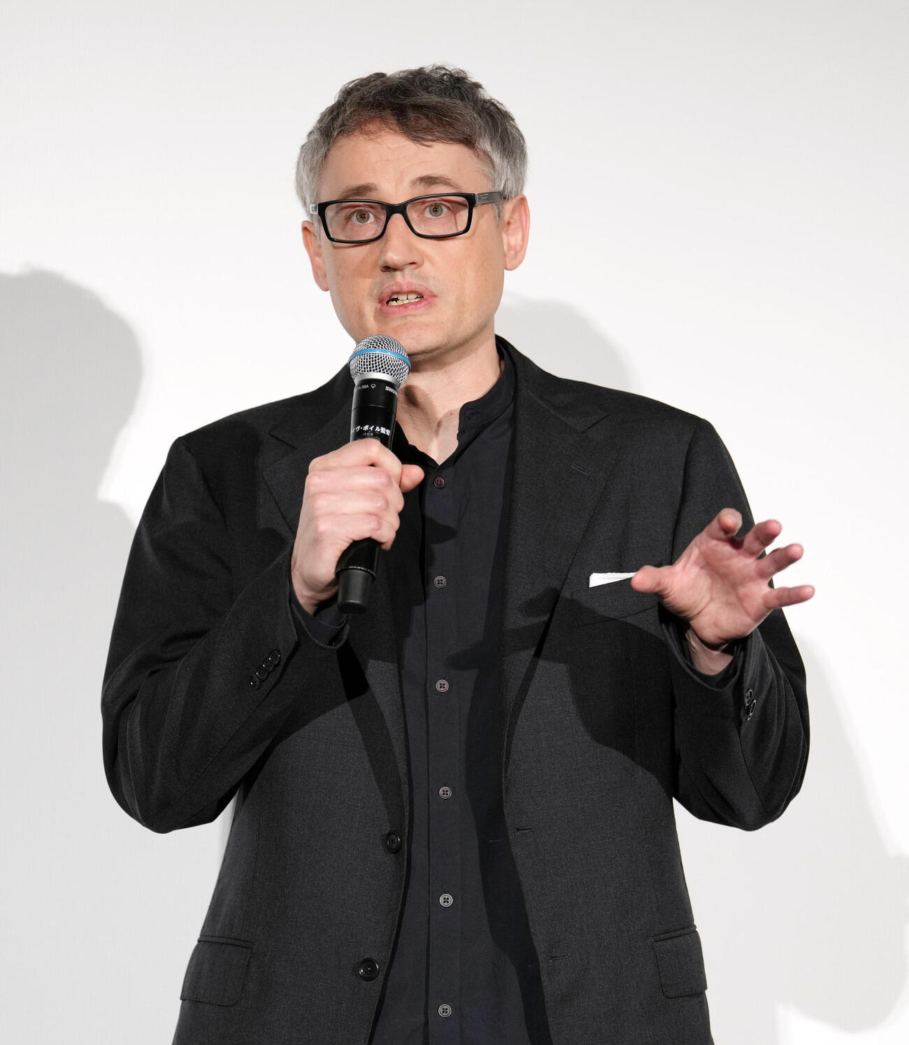 映画「NeverAfterDark／ネバーアフターダーク」初日舞台あいさつで思いを語るデイヴ・ボイル監督（撮影・小島史椰）