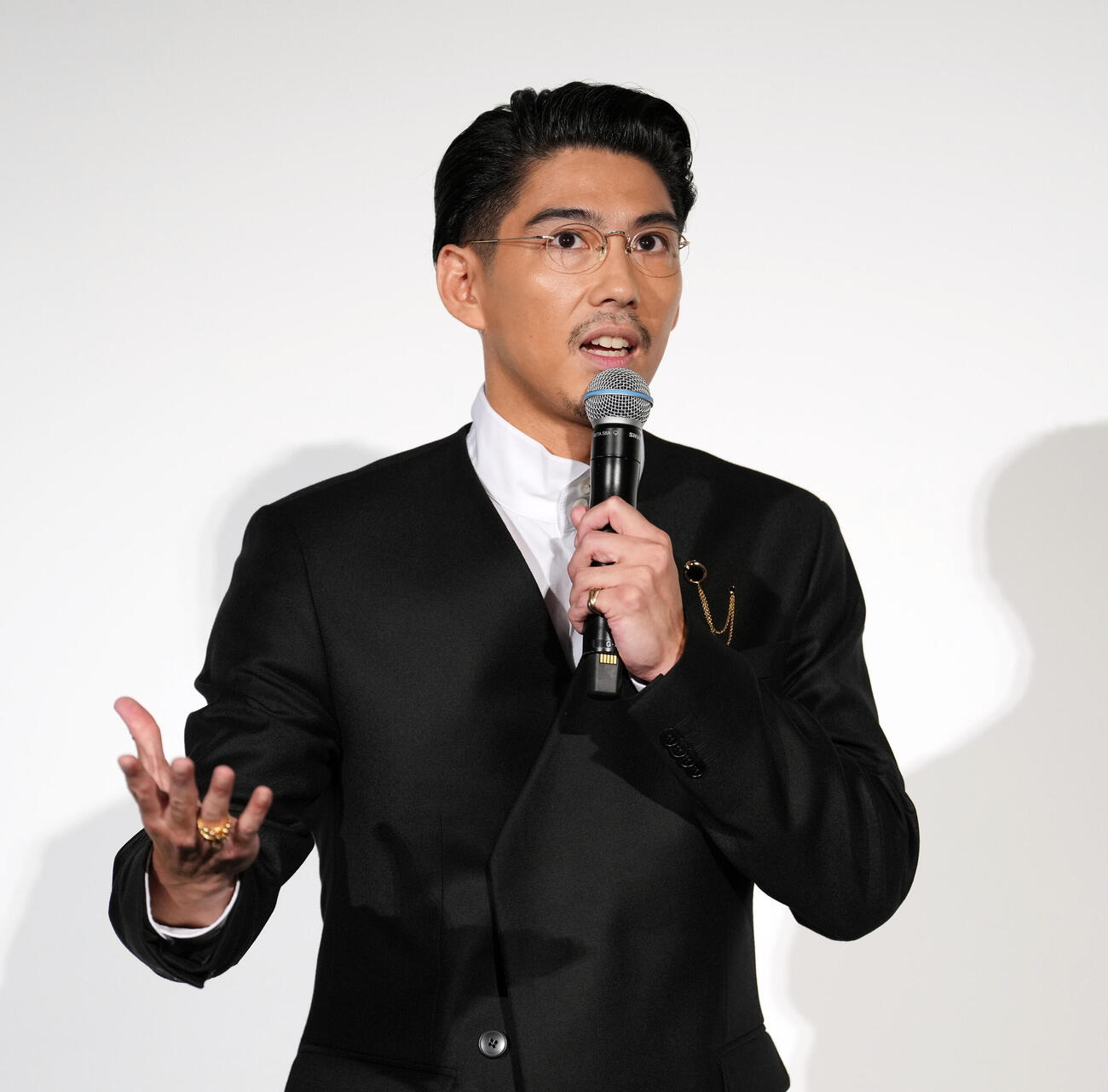 映画「NeverAfterDark／ネバーアフターダーク」初日舞台あいさつで思いを語る賀来賢人（撮影・小島史椰）
