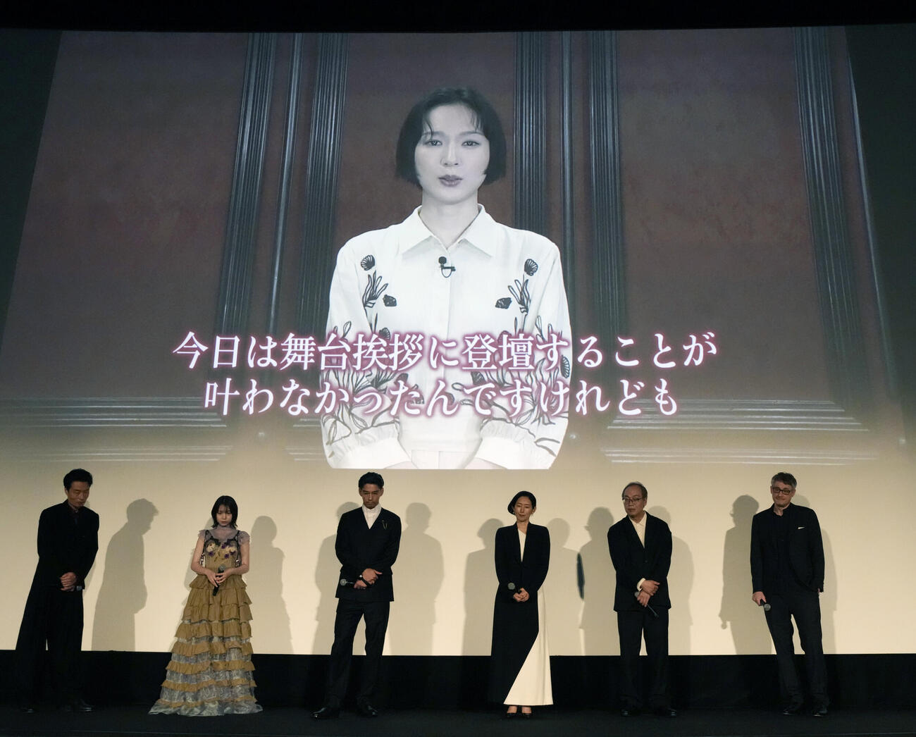 映画「NeverAfterDark／ネバーアフターダーク」初日舞台あいさつ　穂志もえかのビデオメッセージを見る、左から吉岡睦雄、稲垣来泉、賀来賢人、木村多江、正名僕蔵、デイヴ・ボイル監督（撮影・小島史椰）