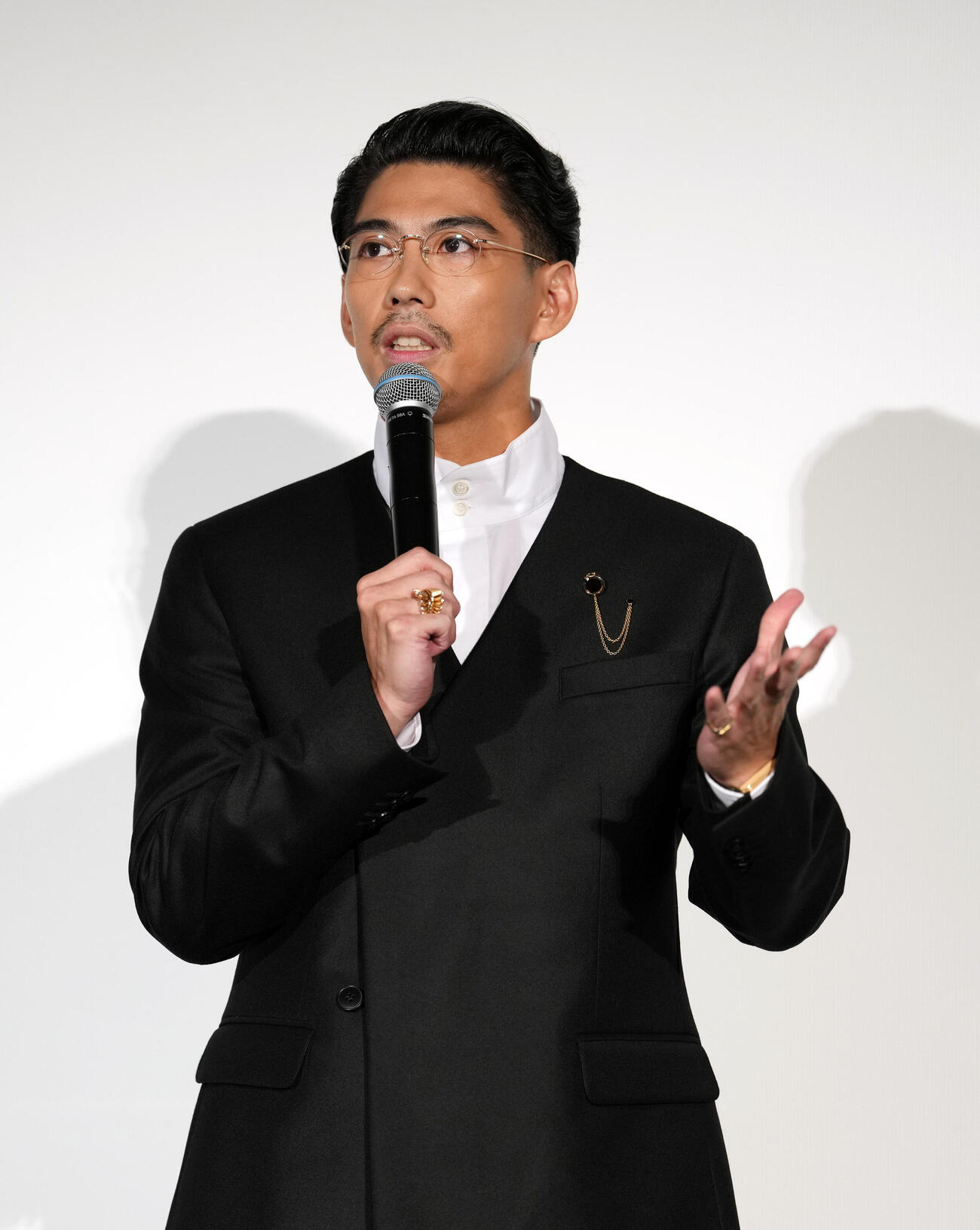 映画「NeverAfterDark／ネバーアフターダーク」初日舞台あいさつで思いを語る賀来賢人（撮影・小島史椰）
