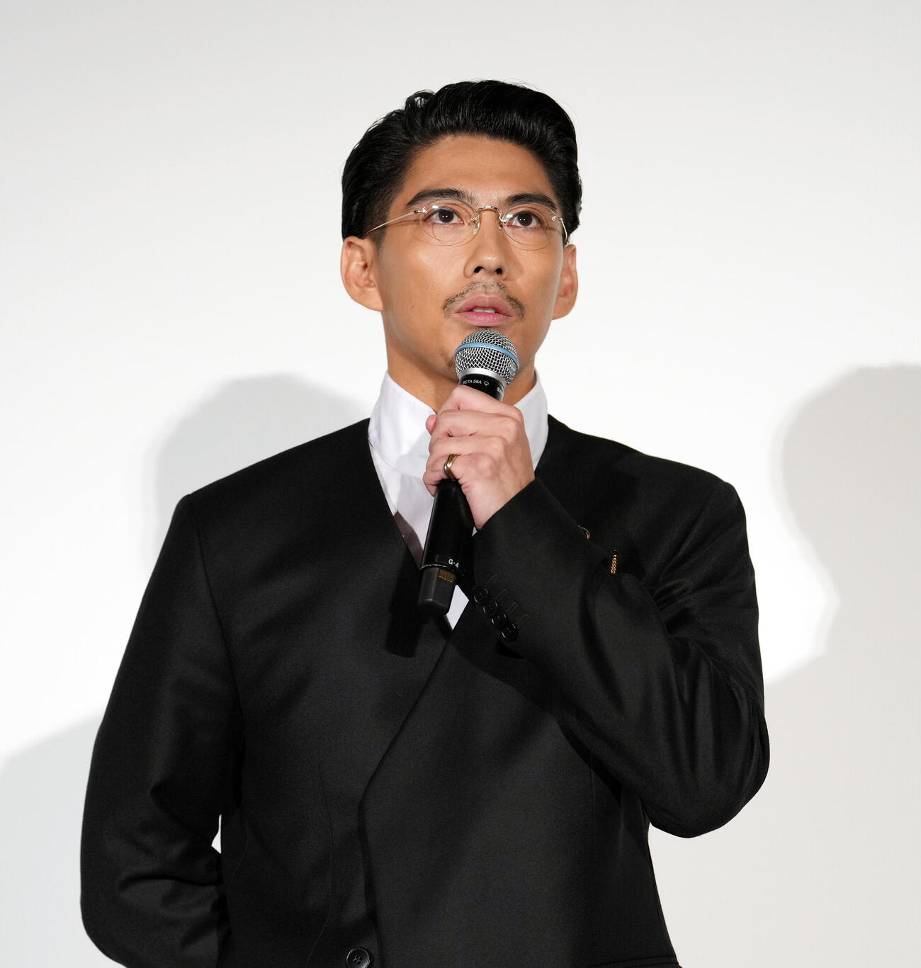 映画「NeverAfterDark／ネバーアフターダーク」初日舞台あいさつで思いを語る賀来賢人（撮影・小島史椰）
