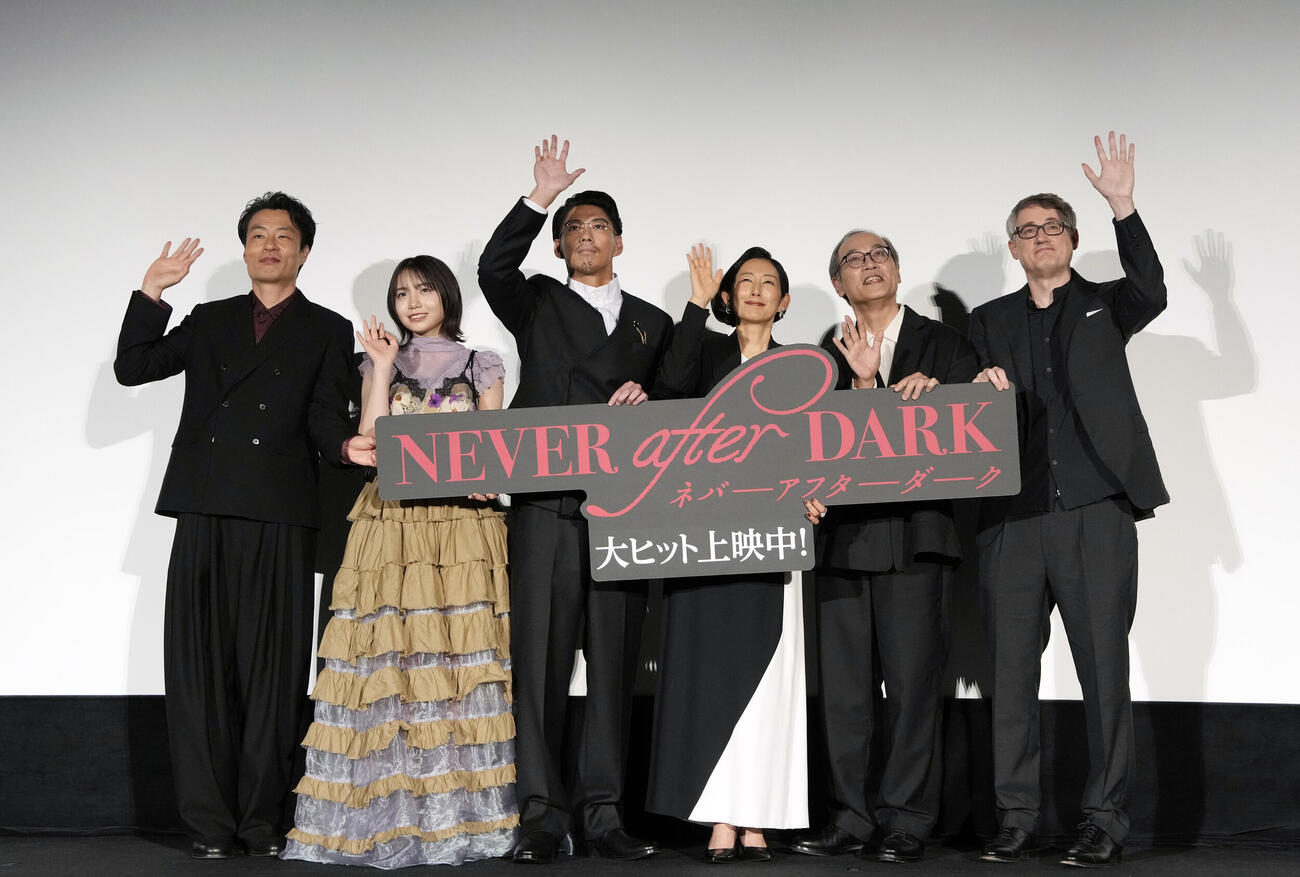 映画「NeverAfterDark／ネバーアフターダーク」初日舞台あいさつに登壇する、左から吉岡睦雄、稲垣来泉、賀来賢人、木村多江、正名僕蔵、デイヴ・ボイル監督（撮影・小島史椰）