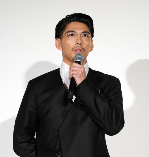 賀来賢人「さすがに初めてだぞ！」ハイテンションでグッズを観客に手渡し