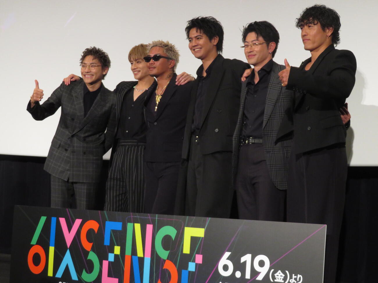 「GENERATIONS　“6IX SENSE”　LIVE IN CINEMA」プレミア先行上映舞台あいさつに登壇した（左から）小森隼、白濱亜嵐、数原龍友、片寄涼太、佐野玲於、中務裕太