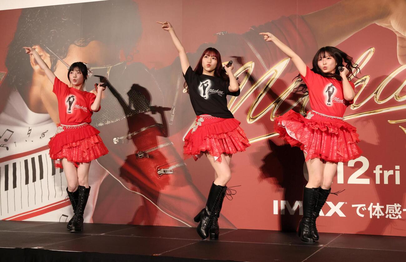 映画「Michael／マイケル」の舞台あいさつで踊りを披露する左からJuice＝Juiceの川嶋美楓、松永里愛、有沢一華（撮影・黒川智章）