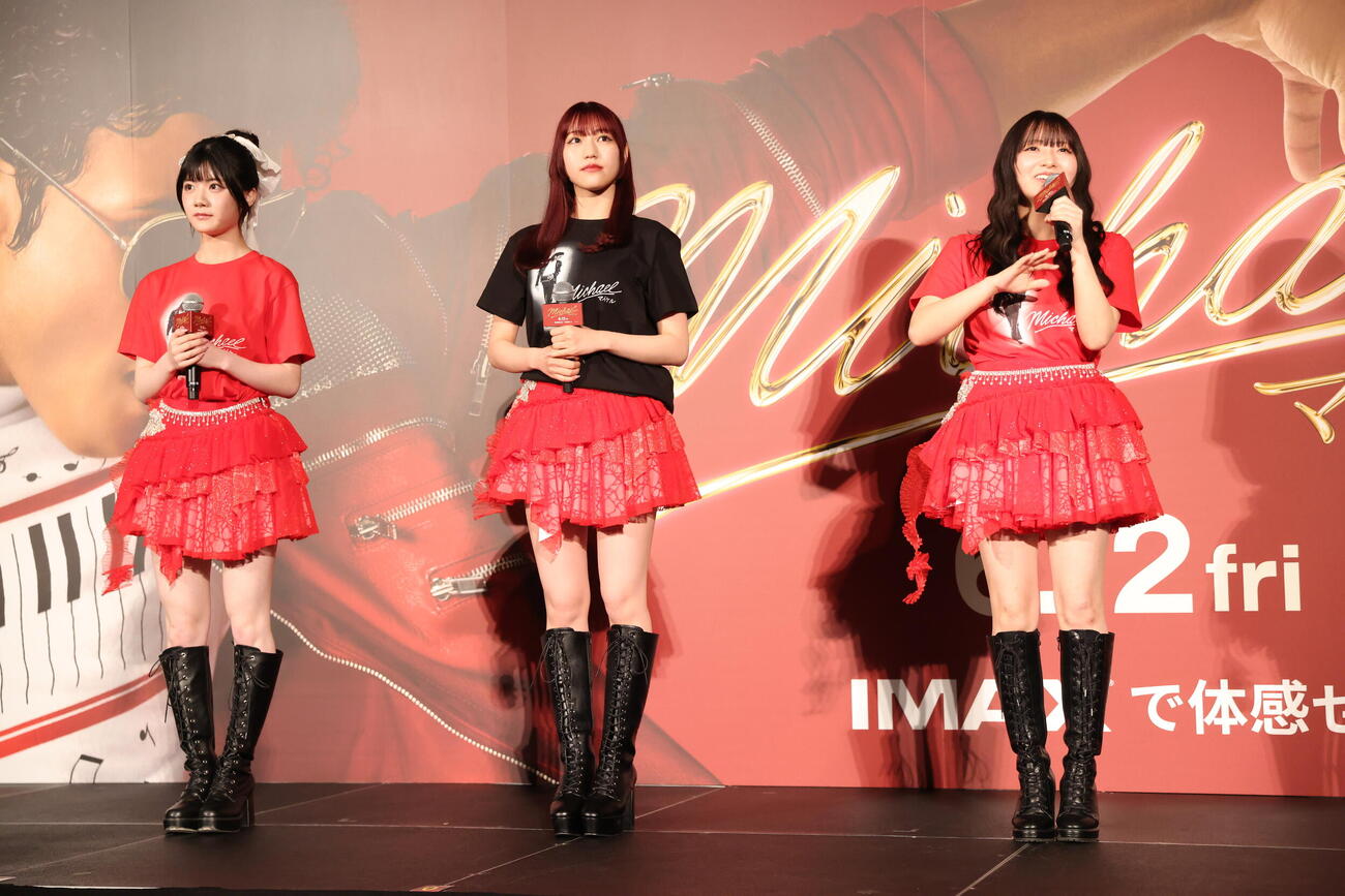 映画「Michael／マイケル」の舞台あいさつに登場の左からJuice＝Juiceの川嶋美楓、松永里愛、有沢一華（撮影・黒川智章）