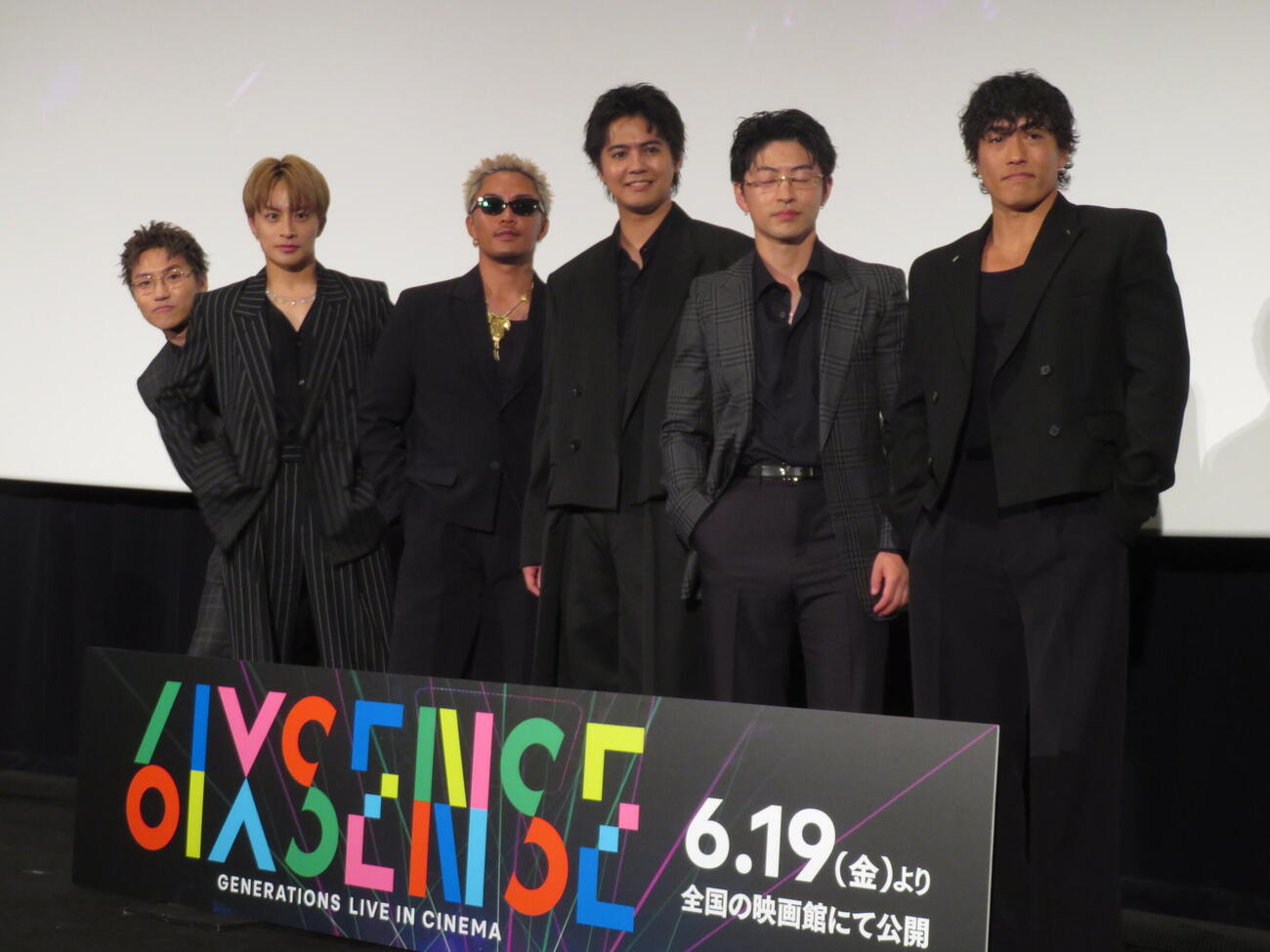 「GENERATIONS　“6IX SENSE”　LIVE IN CINEMA」プレミア先行上映舞台あいさつに登壇した（左から）小森隼、白濱亜嵐、数原龍友、片寄涼太、佐野玲於、中務裕太
