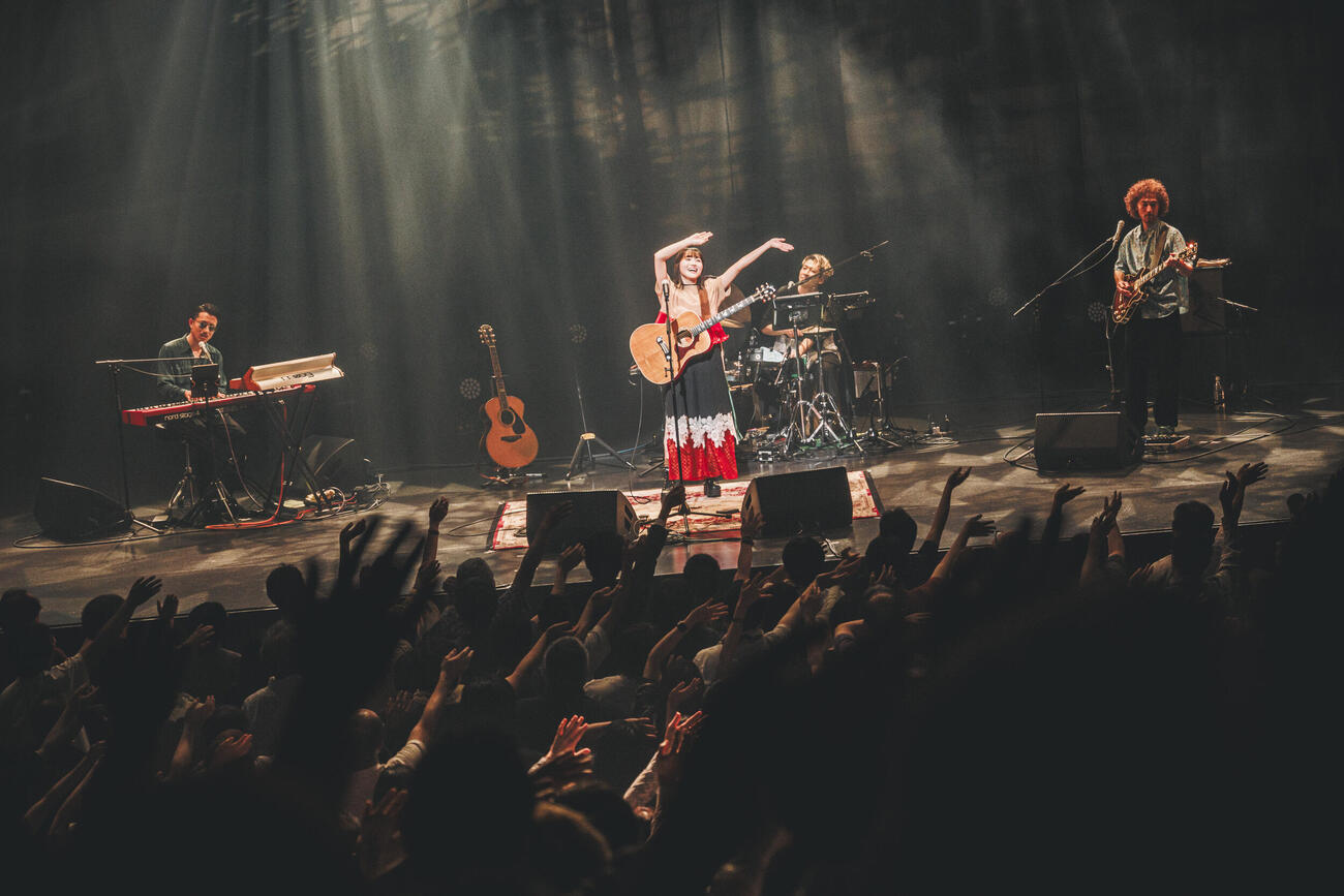 デビュー25周年を締めくくるアコースティックライブツアー「DOOR to DOORS」初日公演を行った矢井田瞳（スエヨシリョウタ氏撮影）