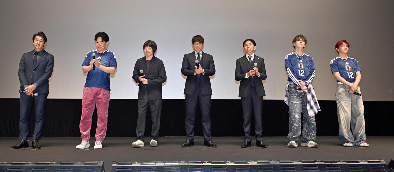 映画「ONE CREATURE」の舞台あいさつに登壇した、左から矢花宏太、ヒデ、岸枢宇己、宮本恒靖、GAKU－MC、白岩瑠姫、髙塚大夢（撮影・千葉一成）