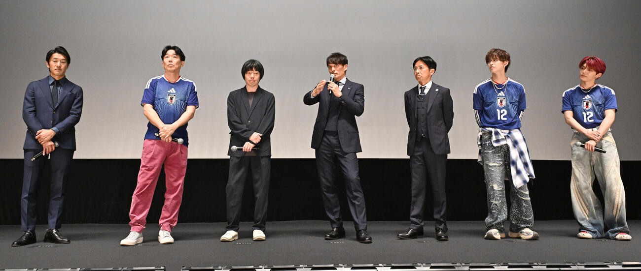 映画「ONE CREATURE」の舞台あいさつに登壇した、左から矢花宏太、ヒデ、岸枢宇己、宮本恒靖、GAKU－MC、白岩瑠姫、髙塚大夢（撮影・千葉一成）