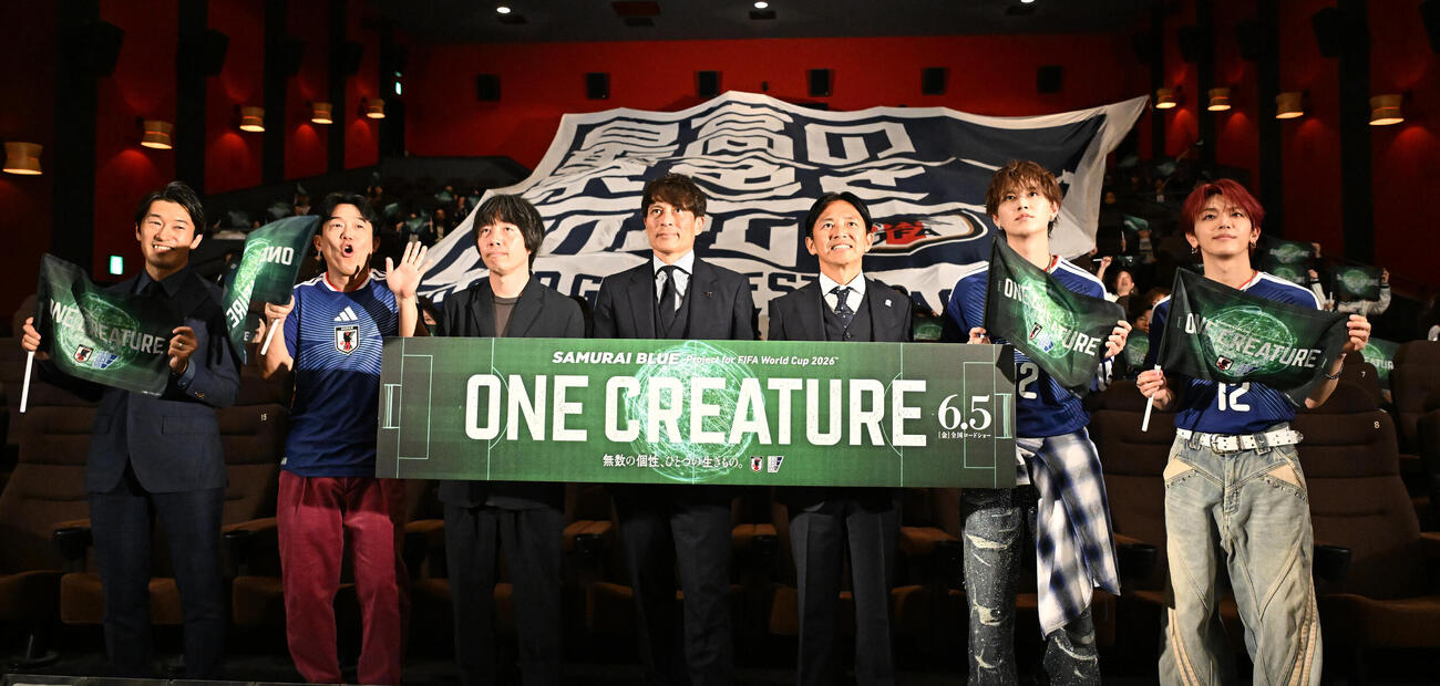 映画「ONE CREATURE」の舞台あいさつイベントに登場した、左から矢花宏太、ヒデ、岸枢宇己、宮本恒靖、GAKU－MC、白岩瑠姫、髙塚大夢（撮影・千葉一成）