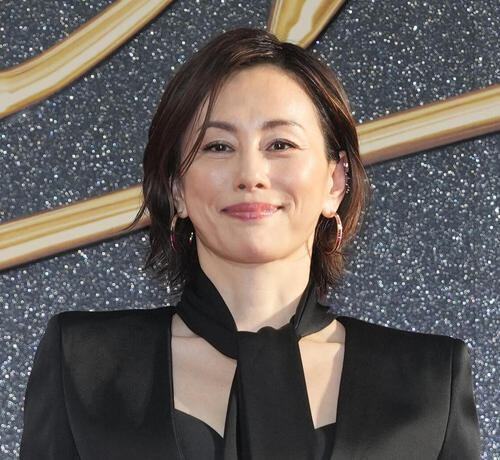 米倉涼子「オーラがエグい」黒コーデショット公開「世界的美貌にバンザーイ」「華やかで美しい」