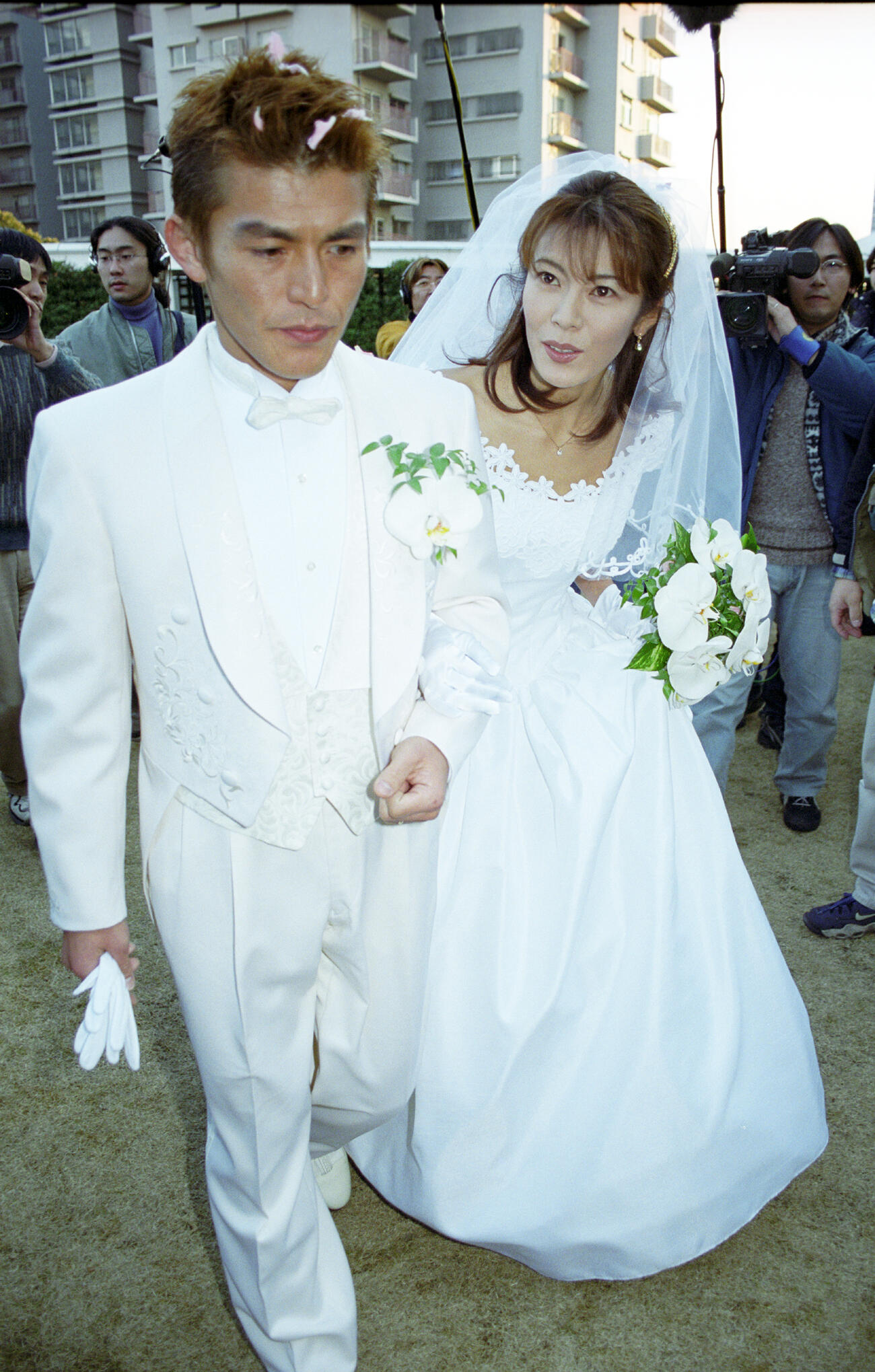 フラワーシャワーを浴びる松山三四郎・網浜直子夫妻（1999年撮影）
