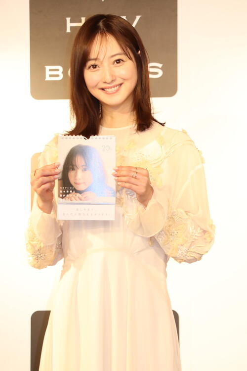 佐々木希「子どもが撮ってくれたのかというくらい普段の私」10年ぶりカレンダー発売