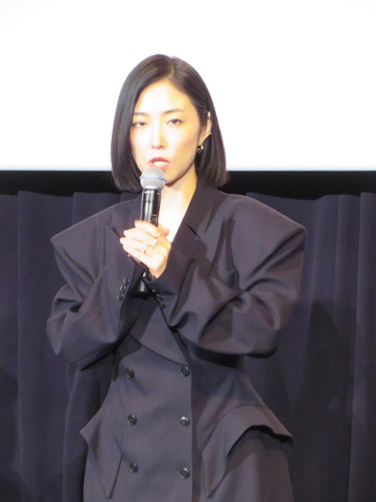 映画「FUJIKO」公開記念舞台あいさつに登壇したMEGUMI（撮影・村上幸将）