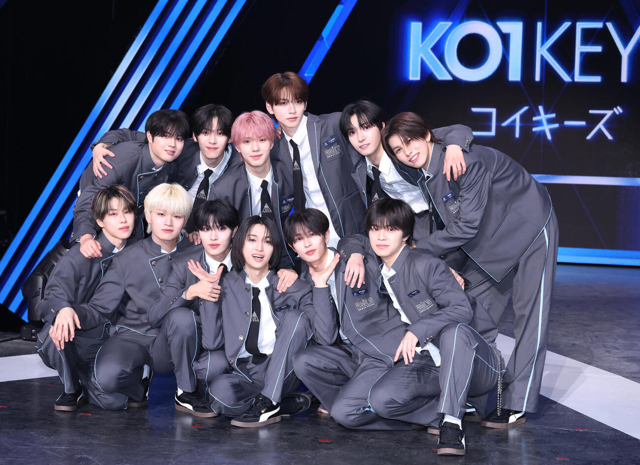 誕生した新グループ「KO1KEYZ」のメンバー。前列左からTOWA、RYUJI、YURA、KEITO、RYOGA、KOSUKE、後列左からISSA、SHINHAENG、YOSHIKI、K．DAIKI、SIYOUNG、YUKI（撮影・中島郁夫）