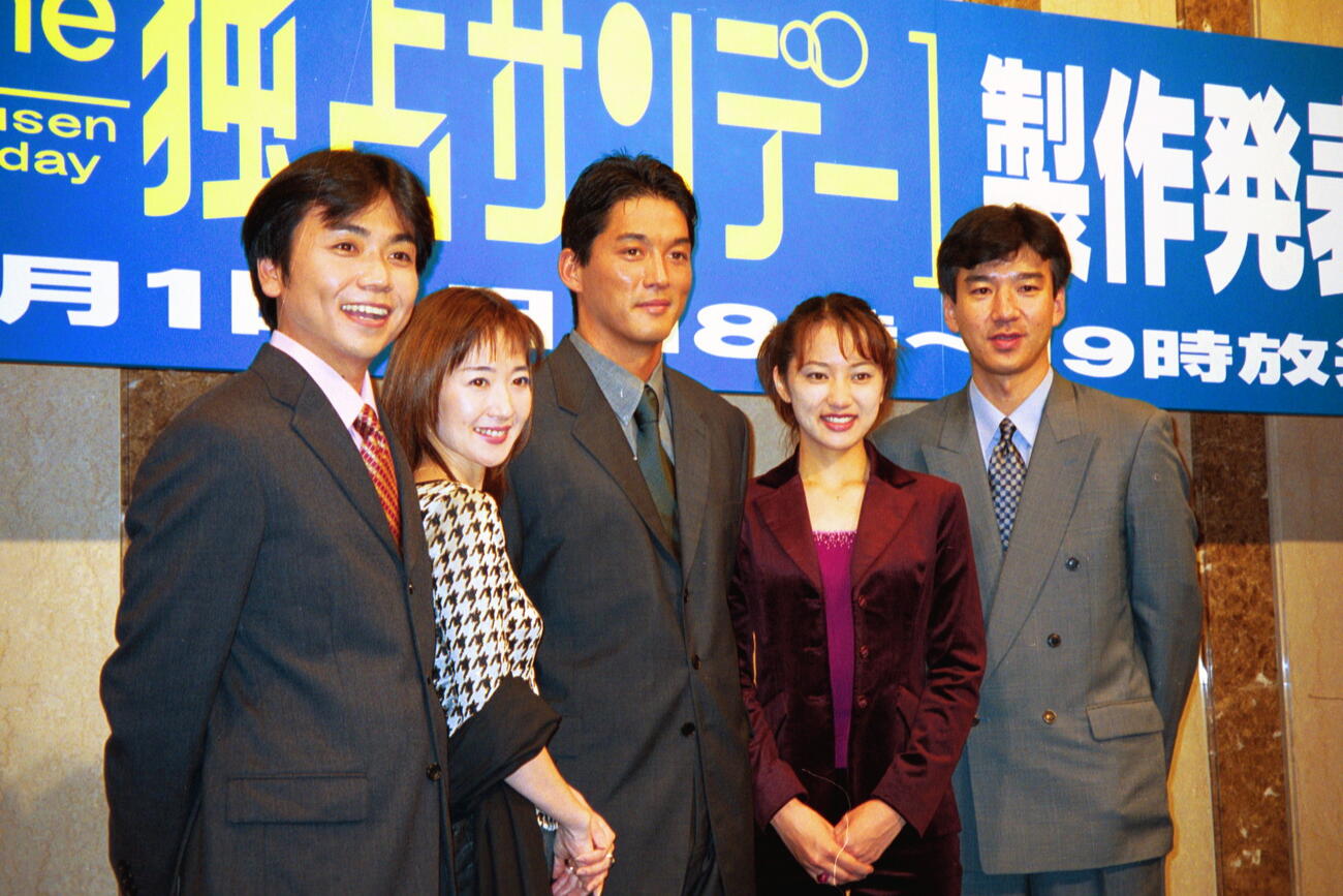 長嶋一茂がメーンキャスターを務める日本テレビの「The独占サンデー」に出演することが決まり正式に発表された。出演者は左から藤井恒久アナ、鈴木君枝アナ、長嶋一茂、山本真純アナ、高田元広キャスター（2000年9月撮影）