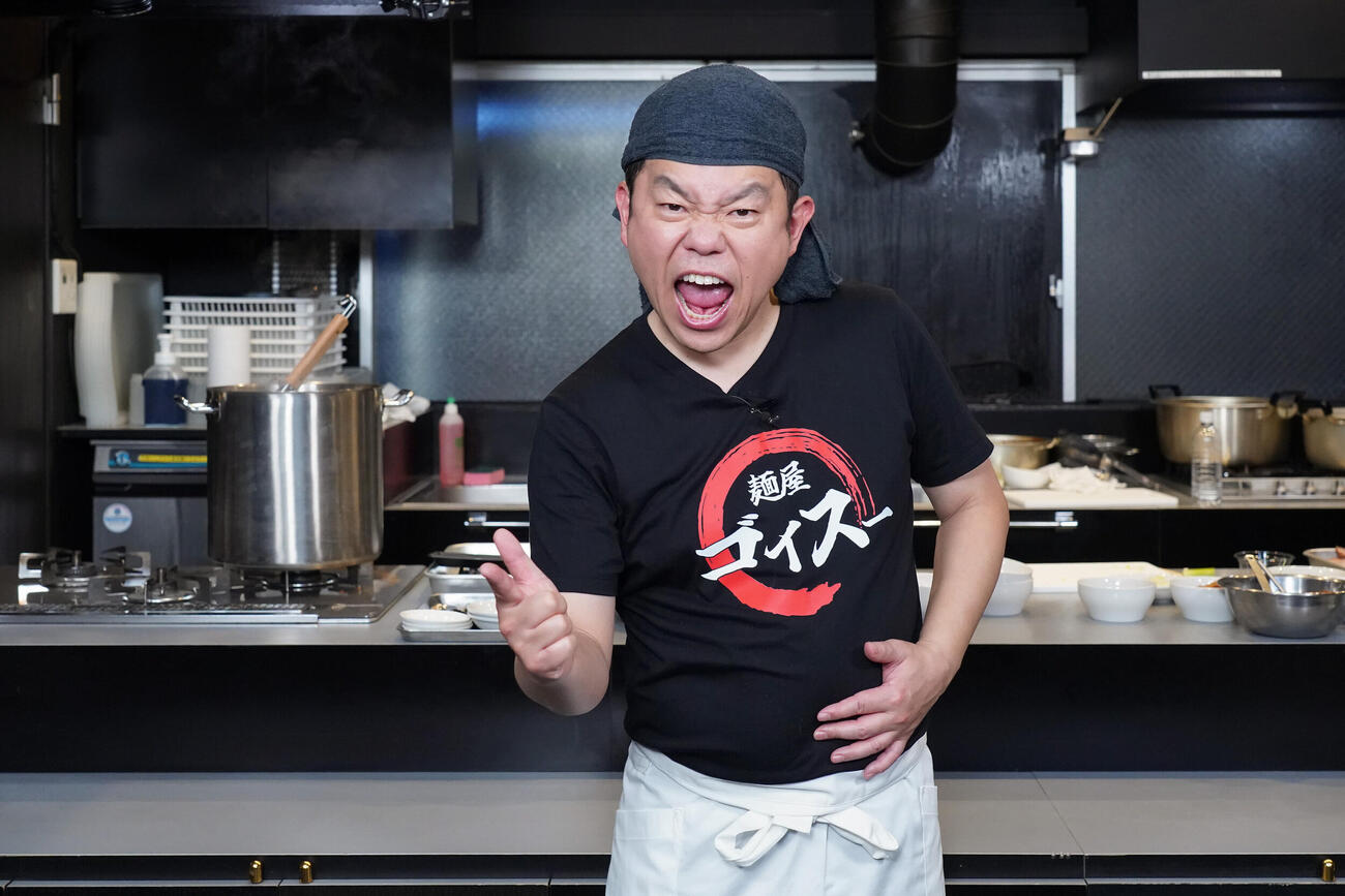 松本人志と協力して完成した数量限定販売のラーメンをPRするダイアンの津田篤宏