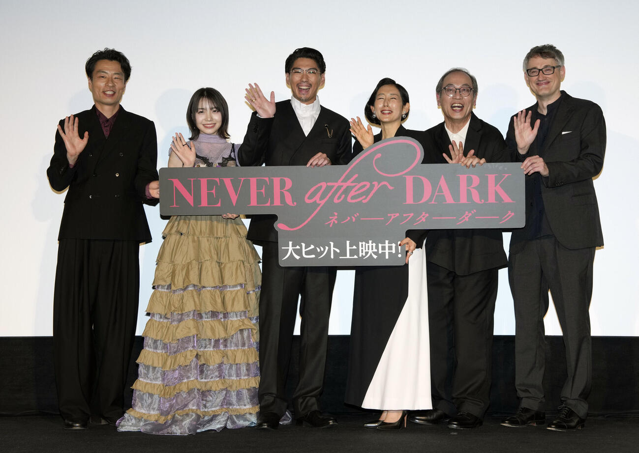 映画「NeverAfterDark／ネバーアフターダーク」初日舞台あいさつに登壇する、左から吉岡睦雄、稲垣来泉、賀来賢人、木村多江、正名僕蔵、デイヴ・ボイル監督（2026年6月撮影）