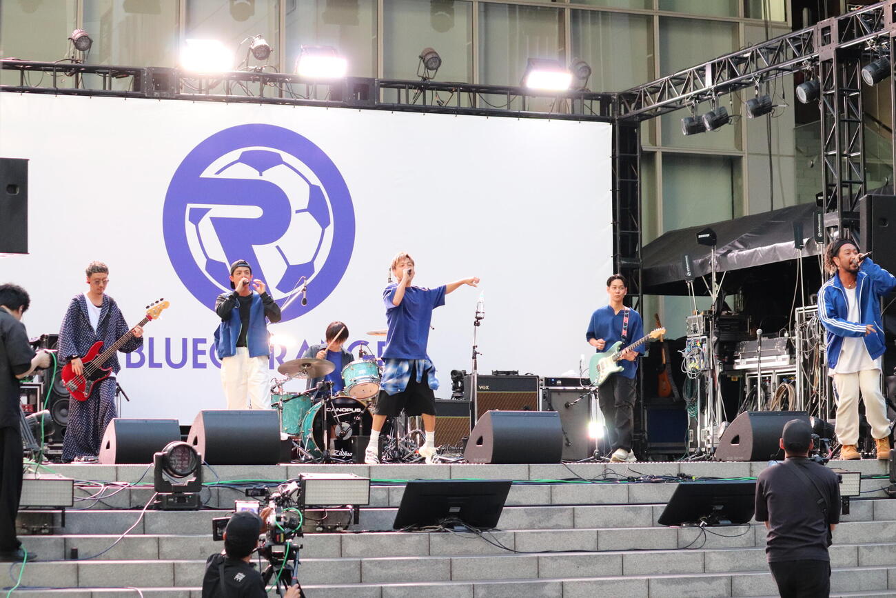 ゲリラライブを行った、”BLUEGE RANGE”ことORANGE RANGE
