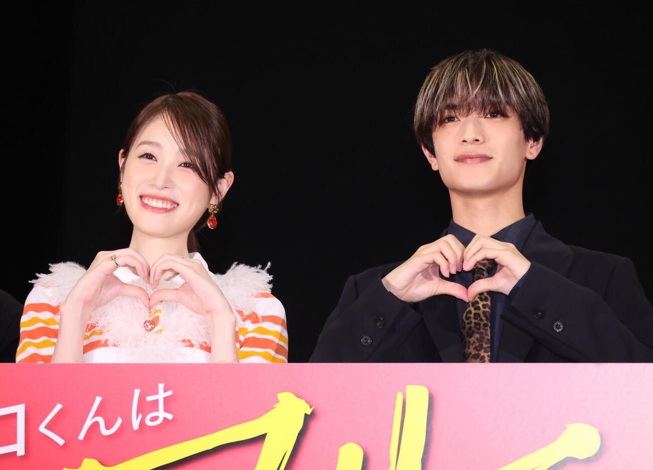 映画「山口くんはワルくない」公開記念舞台あいさつを行う高橋恭平（右）と髙橋ひかる（撮影・中島郁夫）