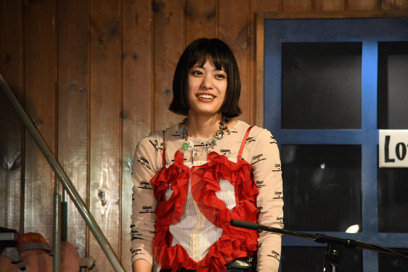 弾き語り＆トークイベント「また来たでオカン！」を開催した岸本ゆめの（撮影・阪口孝志）