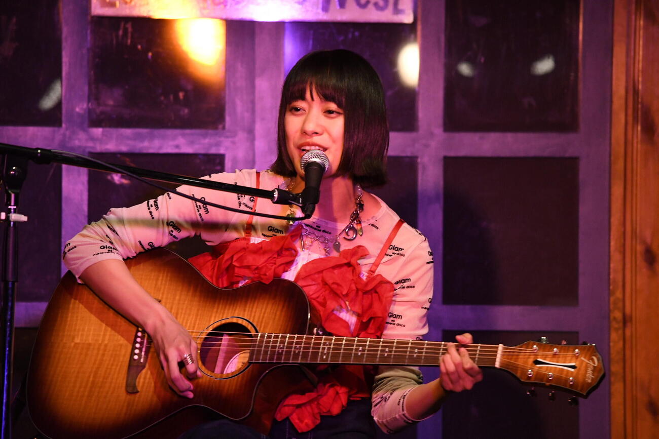 弾き語り＆トークイベント「また来たでオカン！」を開催した岸本ゆめの（撮影・阪口孝志）