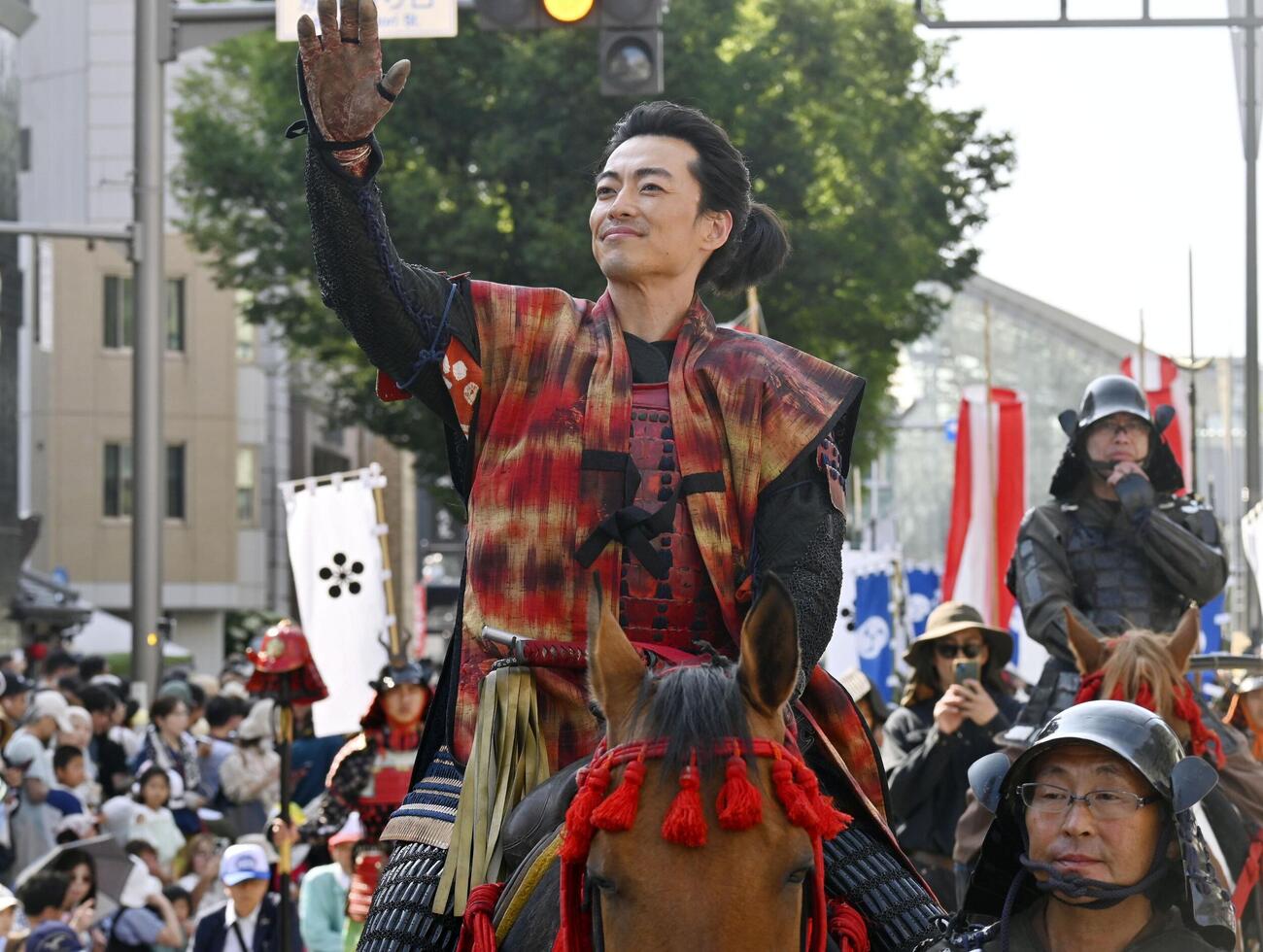 「百万石まつり」で沿道の観客に手を振る大東駿介（共同）