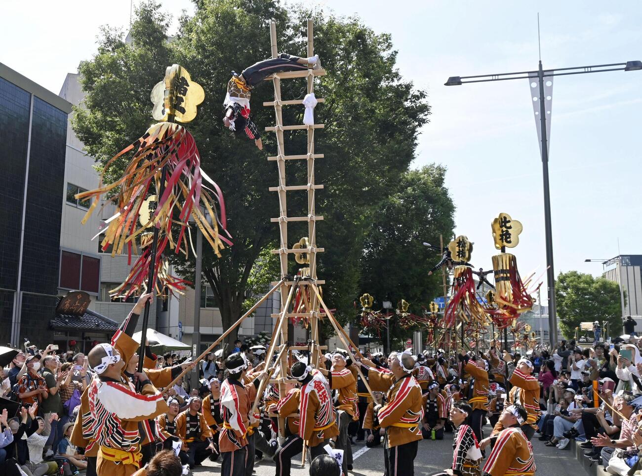 「百万石まつり」で披露された「加賀とびはしご登り」＝6日午後、金沢市（共同）