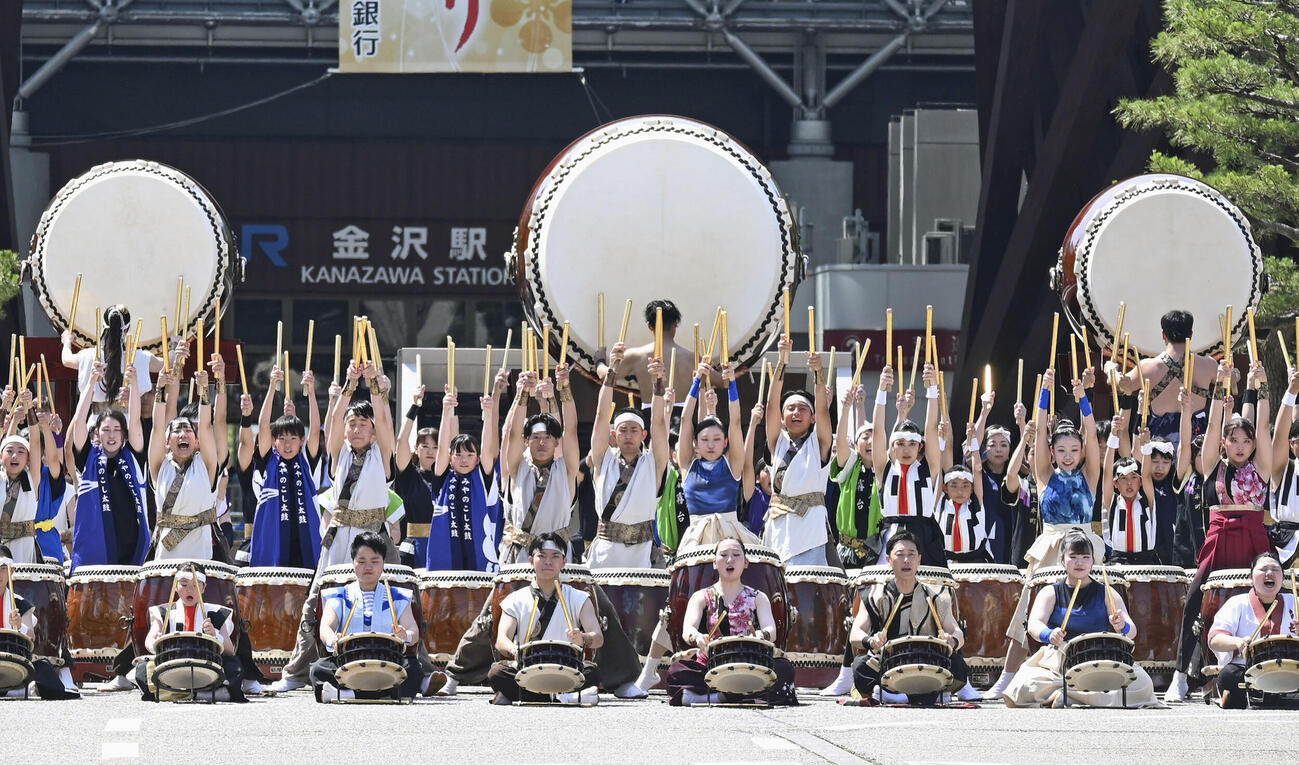 「百万石まつり」で披露された太鼓の演奏＝6日午後、金沢市（共同）