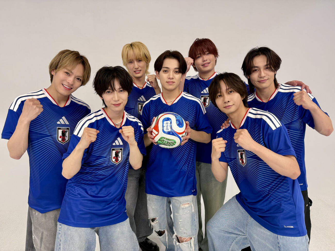 フジテレビのサッカーバラエティー「けるとめる」でMCを務めるTravis Japan。左から松倉海斗、七五三掛龍也、川島如恵留、宮近海斗、吉澤閑也、中村海人、松田元太