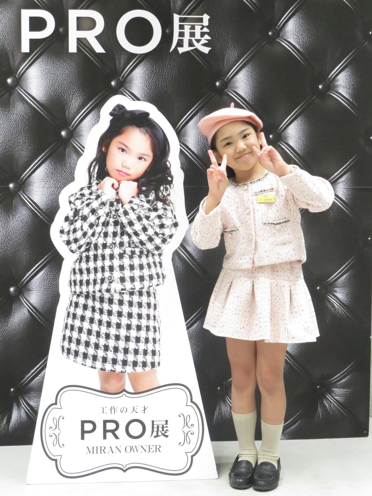 SNS総フォロワー数が300万人を超える望蘭ちゃんは「PRO展」会場で、笑顔でポーズをつくった