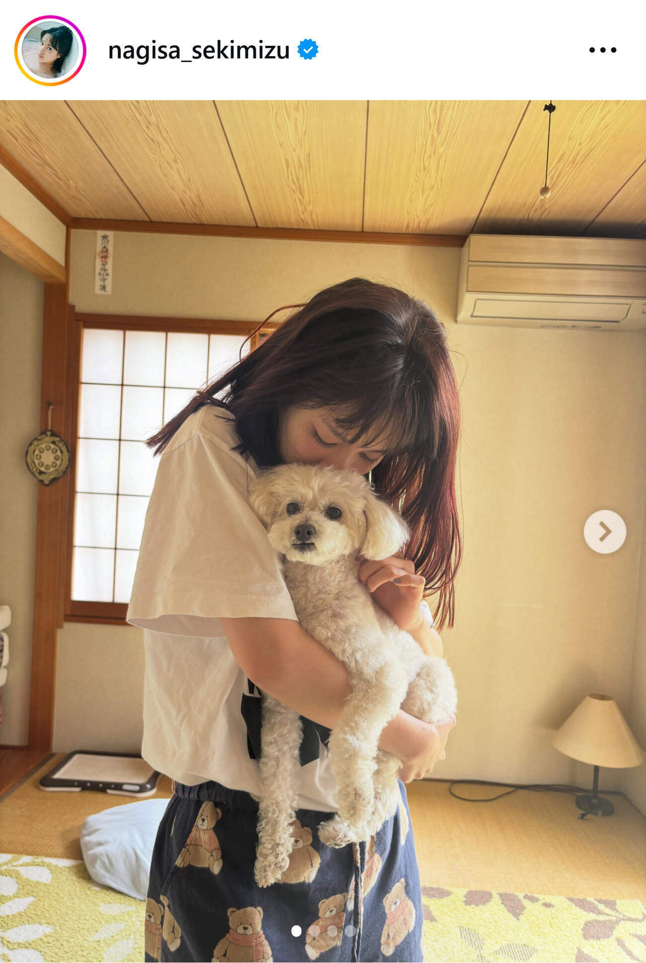 愛犬を抱きしめる関水渚（関水渚のインスタグラムから）
