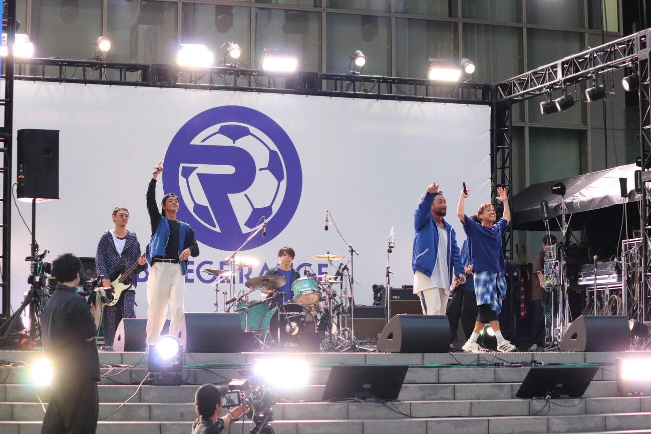 ゲリラライブを行った、”BLUEGE RANGE”ことORANGE RANGE

