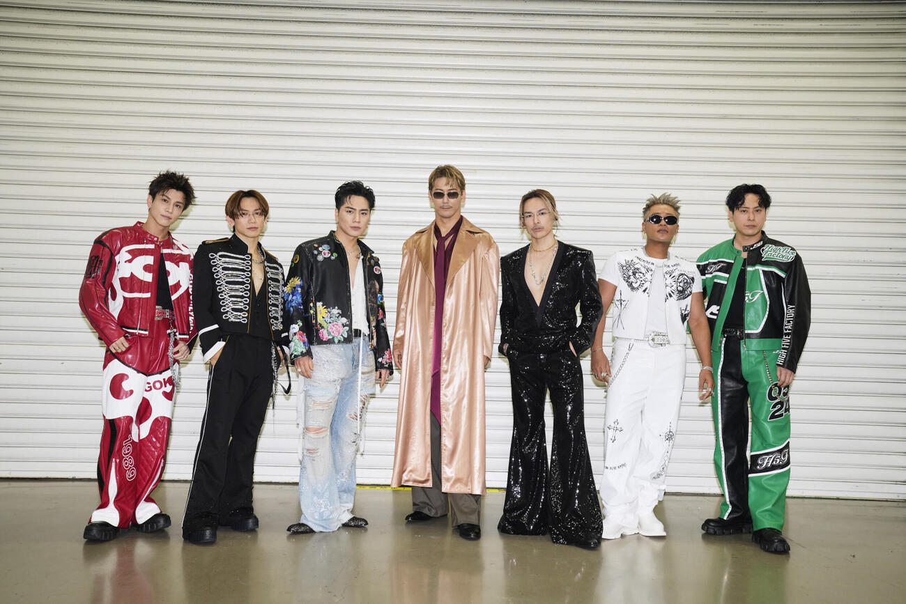 ドームツアー「JSB LAND　～FOREVER～」初日公演を開催した三代目　J SOUL BROTHERS。左から岩田剛典、NAOTO、ØMI、小林直己、今市隆二、ELLY、山下健二郎
