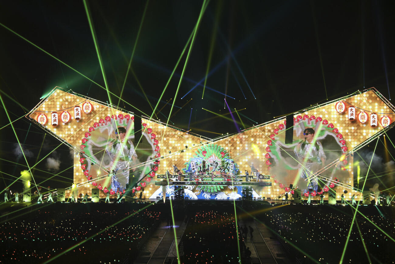 ドームツアー「JSB LAND　～FOREVER～」初日公演でパフォーマンスする山下健二郎