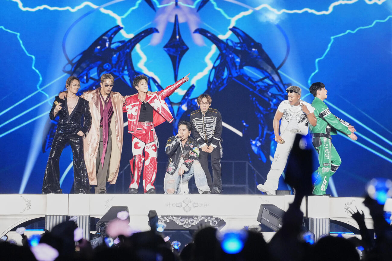ドームツアー「JSB LAND　～FOREVER～」初日公演を開催した三代目　J SOUL BROTHERS。左から今市隆二、小林直己、岩田剛典、ØMI、NAOTO、ELLY、山下健二郎
