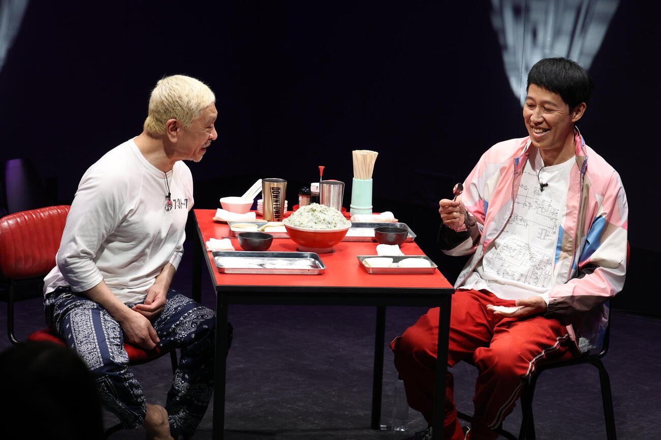 「DOWNTOWN＋」でギョーザを作りながらトークを生配信した松本人志（左）と小籔千豊（（C）吉本興業提供）