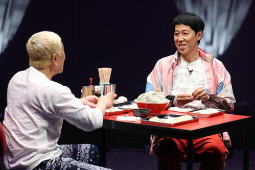 松本人志と小籔千豊が「４、５年ぶり」共演　ギョーザ作りに集中できない小藪に松本がツッコミ